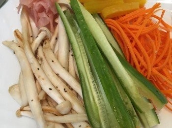 step2: -餡料︰煎香韓國直菇後加些許黑胡椒調味；甘筍去皮刨絲、溫室青瓜洗淨切長條；醃黃蘿蔔切長條，