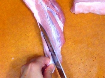 step1: 五花肉洗淨抹乾，先去掉豬皮，再切塊