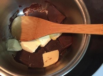 step1: 烤箱先預熱180度。無鹽奶油室溫軟化，巧克力隔水加熱放入奶油拌勻