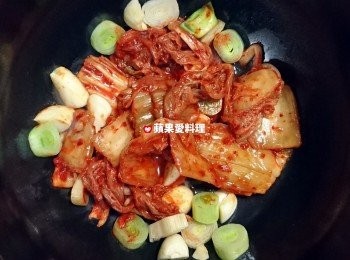 step4: 聞到蒜香味時，放韓式泡菜，拌炒。