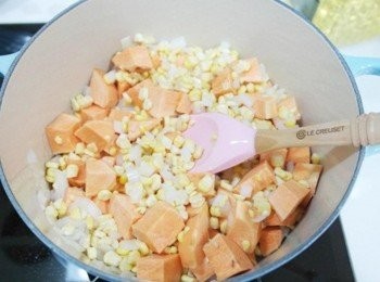 step2: 接著放入地瓜塊.玉米粒稍微拌炒一下!! 倒入水一起炒~~炒到地瓜變軟!!!