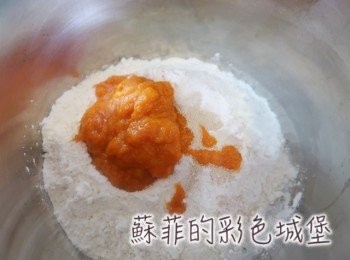 step2: 高筋麵粉、南瓜泥、砂糖、 酵母、塩先混合均勻。