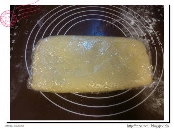 step6: 重覆步驟4-5一次。用保鮮紙包好, 放入雪櫃鬆弛15分鐘。
