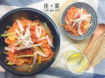 step3: 加入青瓜，甘筍，泡菜，雪梨，大蔥，拌勻