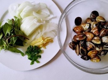 step1: 蛤蜊吐沙完備用 洋蔥切絲