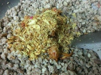 step2: 放絞肉炒散逼出油脂加油葱酥拌炒一下~