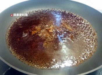 step2: 所有<span class="group_1">食材</span>（金針菇除外）放入鍋中，開中火煮滾。