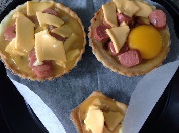 step3: 略雪硬撻皮後放入預熱了的焗爐220oC火焗10分鐘取出放入材料調味料後打雞蛋倒入皮內放上芝士