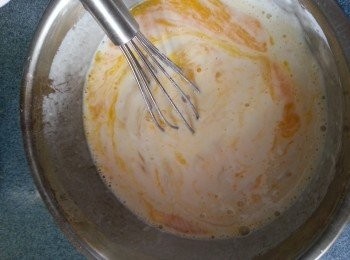 step2: 將糯米粉,木薯粉,砂糖,雞蛋,鮮奶,清水放入盆內攪至漿狀.