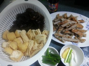 step2: 預備好所有材料:豆腐卜洗淨切開兩邊,鮮炸支竹切段,薑切片,蔥切段,雲耳浸軟