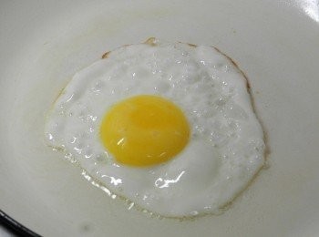 step1: 鍋熱後下點油，先煎個蛋包~