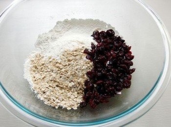 step4: 準備一個大調理碗,將低筋麵粉及無鋁泡打粉混合過篩,加入燕麥片和蔓越莓乾大略混合攪拌