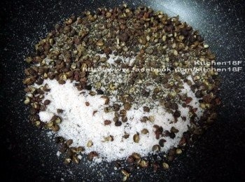 step3: 取一鍋(不放油)，(小火)乾炒 黑胡椒粒、花椒粒、鹽巴和細砂糖，炒出香氣即可。