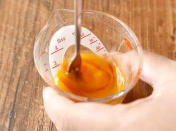 step2: 把蛋黃打散後，在蛋黃中加入蛋白至30毫升，再加入雲呢拿香油，拌勻備用。