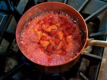 step4: 煮到草莓的表面有透明感，糖漿帶點粉色，再邊攪拌邊煮約5分鐘