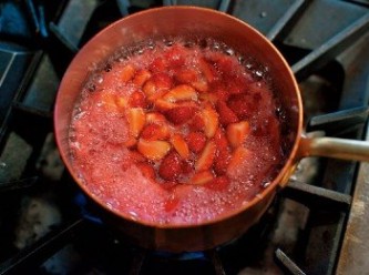 step4: 煮到草莓的表面有透明感，糖漿帶點粉色，再邊攪拌邊煮約5分鐘