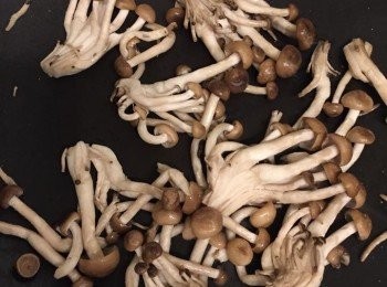 step1: 熱鍋下油份炒香日本滑菇，加鹽調味。