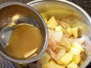 step3: 放入汁料，烘椰子碎及花生碎拌勻即可上碟