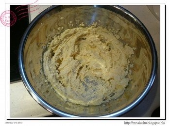 step3: 牛油放室溫回軟, 用電動打蛋器打至軟身。分3次逐少加入糖, 打至泛白。