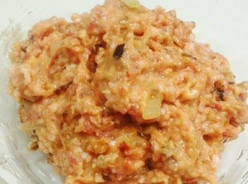 step2: 將絞肉和所有調味料和洋蔥全部拌勻成黏稠狀,再用雙手交戶拍打（肉才會有彈性）