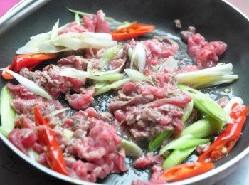 step3: 接著放入牛肉絲拌炒