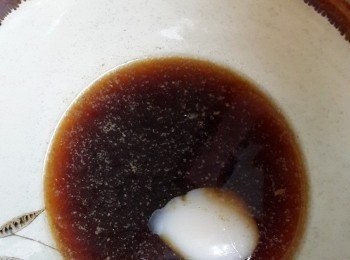 step3: 準備水煮麵~在煮麵的同時可以準備拌麵的調味料 豬油一匙,魯汁2大匙,醬油1小匙 麵煮好後放入拌勻,在放上滷肉,燙青菜~完成