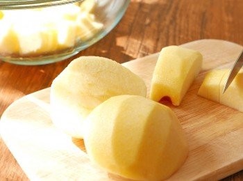 step4: 把蘋果去皮去芯後切成1.5厘米大小方粒。