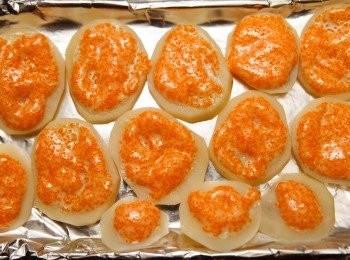 step3: 將蝦卵與美奶滋混合後，均勻的塗在馬鈴薯上，並用190度烤5~7分鐘即可。