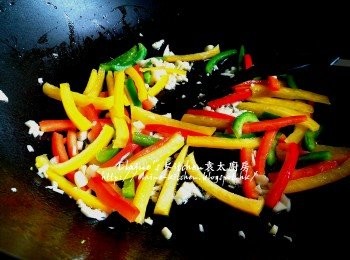 step6: 燒紅鑊 , 將三色椒及蒜粒放入鑊中炒香