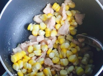 step5: 下油，先炒肉粒至七成熟，再下粟米粒同炒一會。