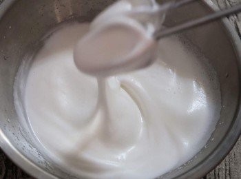 step4: 將蛋白打發至濕性發泡，糖可以分幾次加入。