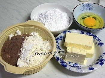 step3: 製作《可可麵糰》：

無鹽奶油：   110g
糖粉：       100g
雞蛋：        50g
低筋麵粉：   250g
可可粉：      30g


所有<span class="group_1">食材</span>量秤好
雞蛋打散；低筋麵粉和可可粉先混合均勻
無鹽奶油放室溫軟化後再使用