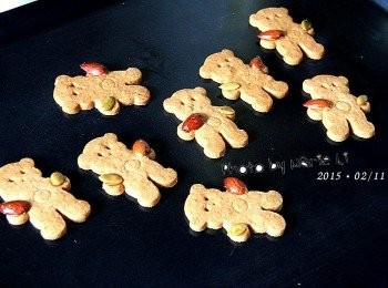 step12: 將壓好的餅乾送進已事先預熱好的烤箱中烘烤

烤箱設定：

上火：     170度
下火：     160度
烤盤：      上層
時間： 15~20分鐘

※ 每台烤箱的狀況皆不相同，請依自家烤箱的狀況做調整設定。



小餐具雖然可愛討喜
出爐的小熊也十分惹人愛
一手握著南瓜子；一手抱著杏仁
這小熊其實所想傳達的意義是：豐收

期望新的一年，大家都能有豐富的收穫。



※這部份我一共做了《十二隻小熊》外加《十二組餐具》。