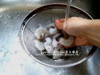 step4: 急凍蝦仁加入生粉拌勻用水沖洗 , 再一次加入生粉拌勻用水沖洗多次