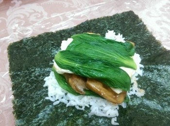 step5: 再依序放上青江葉片、蜜汁雞腿排、荷包蛋、青江葉片然後在鋪上一層白飯