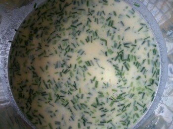 step1: 高筋麵粉加水調至無顆粒狀，加入雞蛋，鹽，香蔥末，油攪拌均勻，麵糊就做好了。