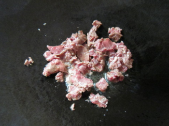 step3: 熱油鍋，下牛肉炒至肉片變色後取出備用。