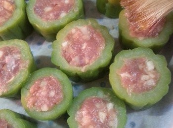 step7: 預熱光波爐220c用底架,苦瓜入爐前掃上油