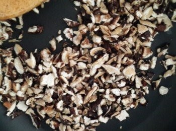 step2: 起油鍋將香菇末爆香,加五香粉,加入素蠔油及醬油,糖