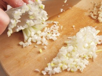 step1: 大蒜剝皮去芽。個別切成碎丁。