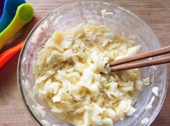 step3: 把高麗菜丁加入麵糊攪拌均勻