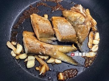 step7: 醬汁收乾後，淋入烏醋即可（魚的膠質，自然產生黏稠的醬汁）。