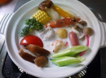 step5: 接著放入自己喜歡的鍋物煮熟，起鍋撒上少許胡椒粉即可上菜。(海鮮跟牛奶鍋超搭的~喜歡海鮮的朋友可以多加海鮮類)