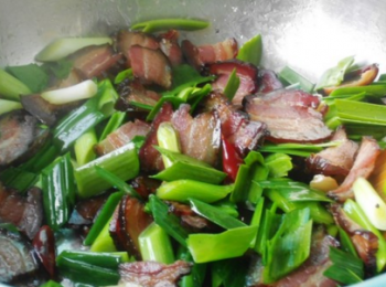 step7: 最后放入蒜苗葉，翻炒至熟即可。