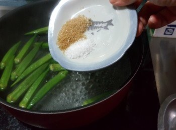 step3: 秋葵用洗淨後，用滾水加砂糖1茶匙,鹽半茶匙烚2分鐘