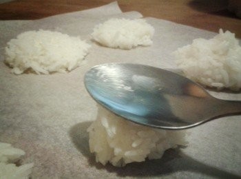 step2: 先將飯待涼，拿一小份搓成波，放在烘焙紙上，再用湯匙背面壓平，放入微波爐3分鐘，停一下，反轉另一面，再焗3分鐘