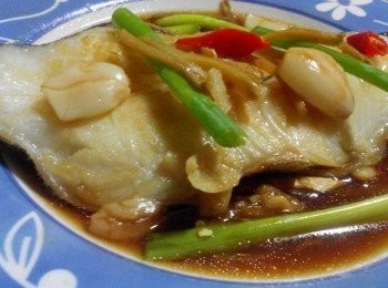 step3: 電鍋跳起，再把鱈魚取出來，最後放入蔥段和辣椒（如果不敢吃辣的，最後再放辣椒搭配色彩），即可呈盤享用鮮嫩多汁美味的清蒸鱈魚。