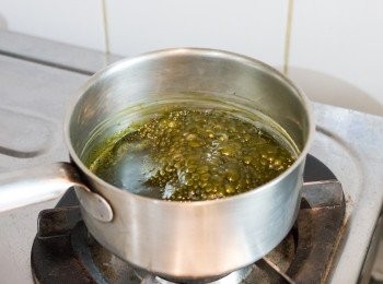 step6: 調至中小火，煮至糖水明顯滾起一下，有泡泡的狀態即可關火，立即進行下一個步驟。
