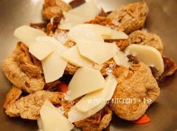 step3: 再來倒入烤麩、筍片和冰糖。