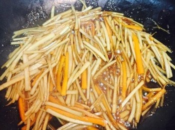 step3: 加入醬油和蜜糖，炒匀後轉小火加蓋焗約3分鐘。熄火後裝入有蓋器皿，待涼後放雪櫃。